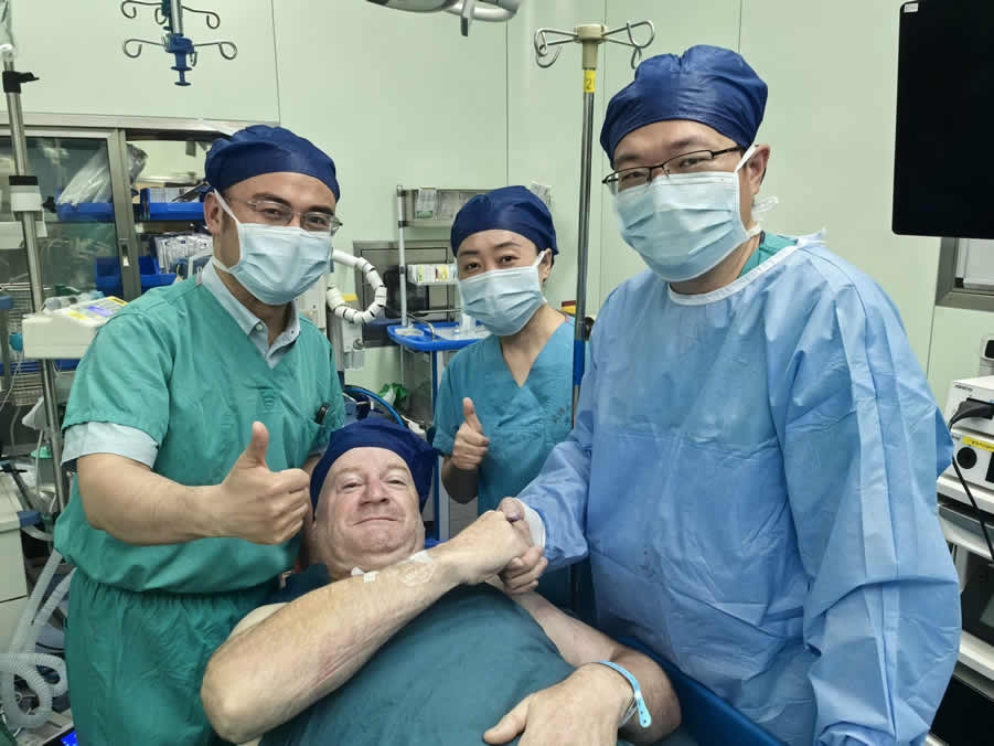 People's Daily: "Chinese doctors' medical skills are absolutely superb" — British engineer makes two special trips to Wuhan for medical care in three years